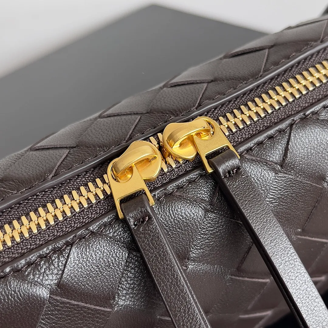 Batch 1260 BV new mini bag ceiling Bottegaveneta new Concert Pouch bag is small and has a large capacity. It can hold a Pro max mobile phone. The shoulder strap is adjustable for cross-body carry. It is very cost-effective when carried on one shoulder. The latest small bag in autumn has a lot of capacity. It can hold 4 short clips. I also tried it and it can hold one of my fists. It is cute, the capacity is touching and the length of the shoulder strap is adjustable for daily commuting. Full score 10 #bv woven bag Style number: 794258 Size: 18.5*11.5*8.5cm